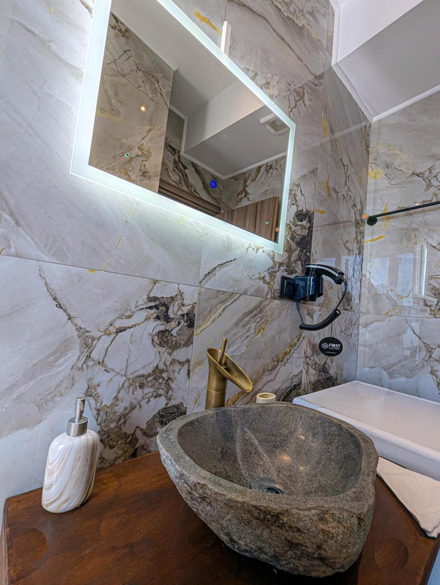 Ionian Pearl Apartments And Suites コルフ島 エクステリア 写真